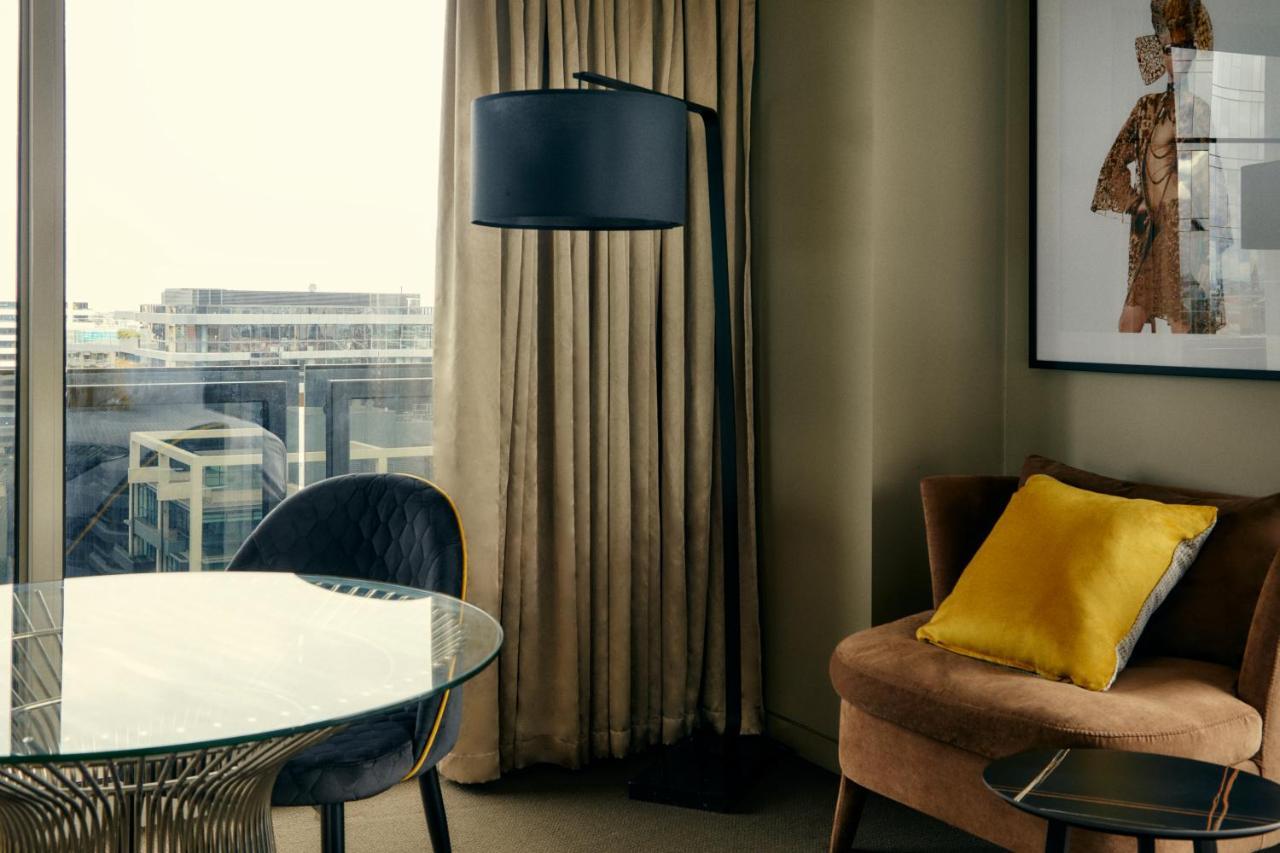 The Kinson Melbourne Exterior foto A floor lamp