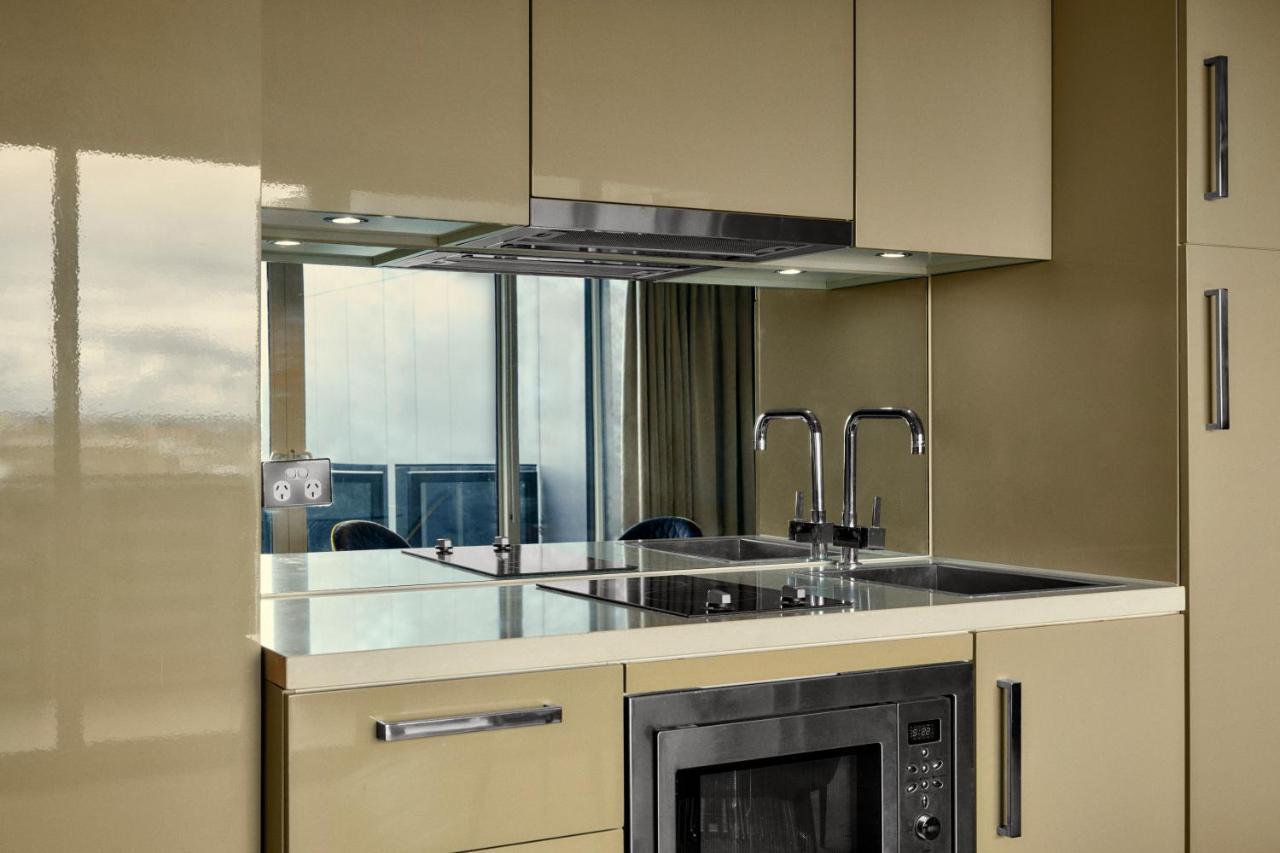 The Kinson Melbourne Exterior foto A kitchen with a built-in microwave oven
