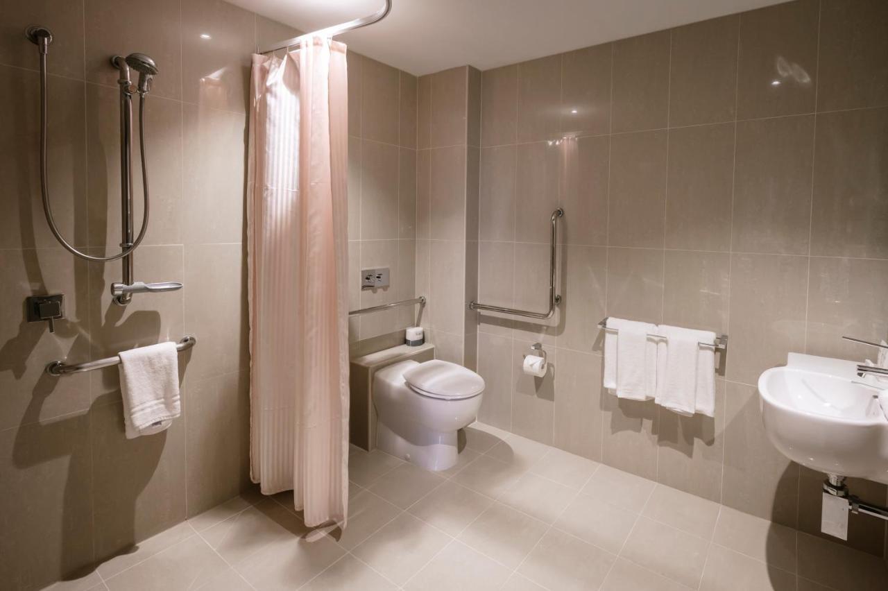 The Kinson Melbourne Exterior foto A wet room in a hotel