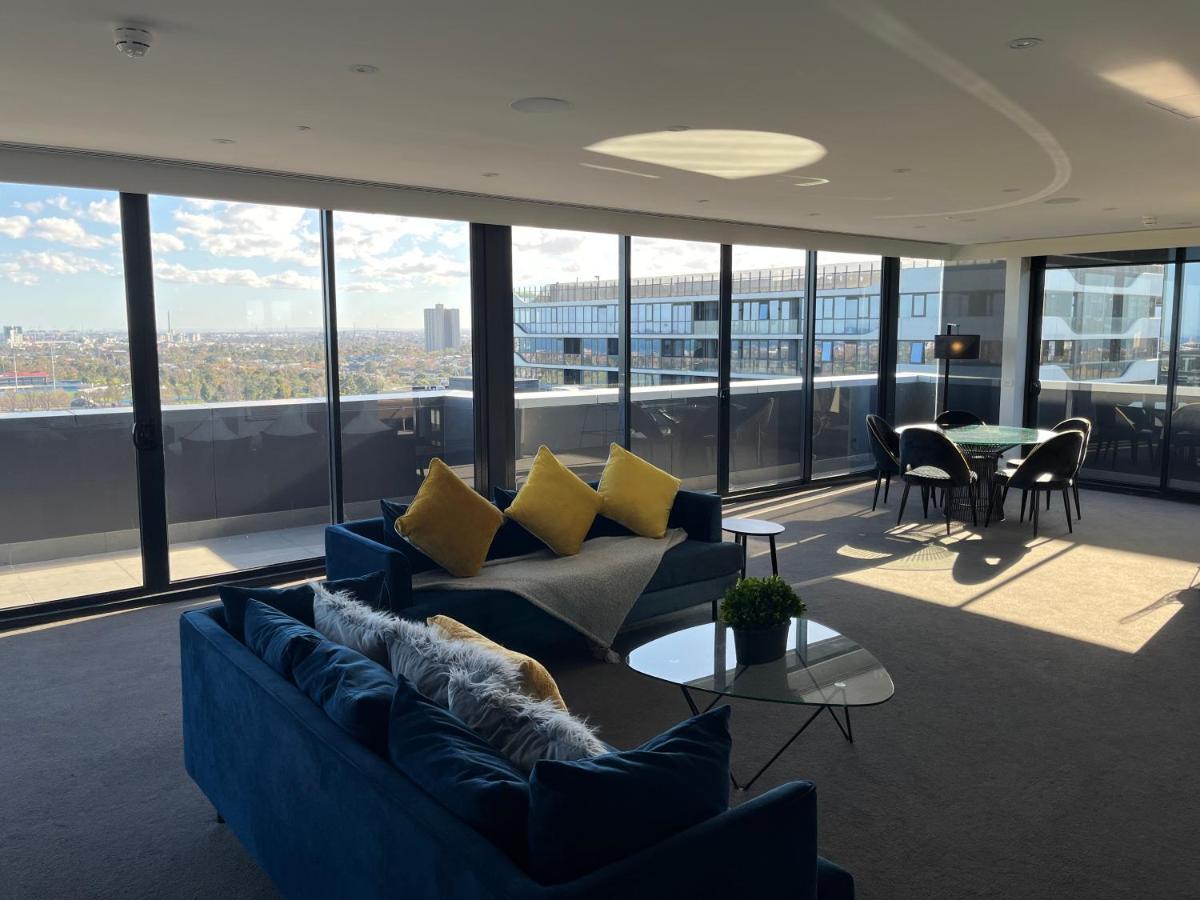 The Kinson Melbourne Exterior foto The living room of a three-bedroom apartment
