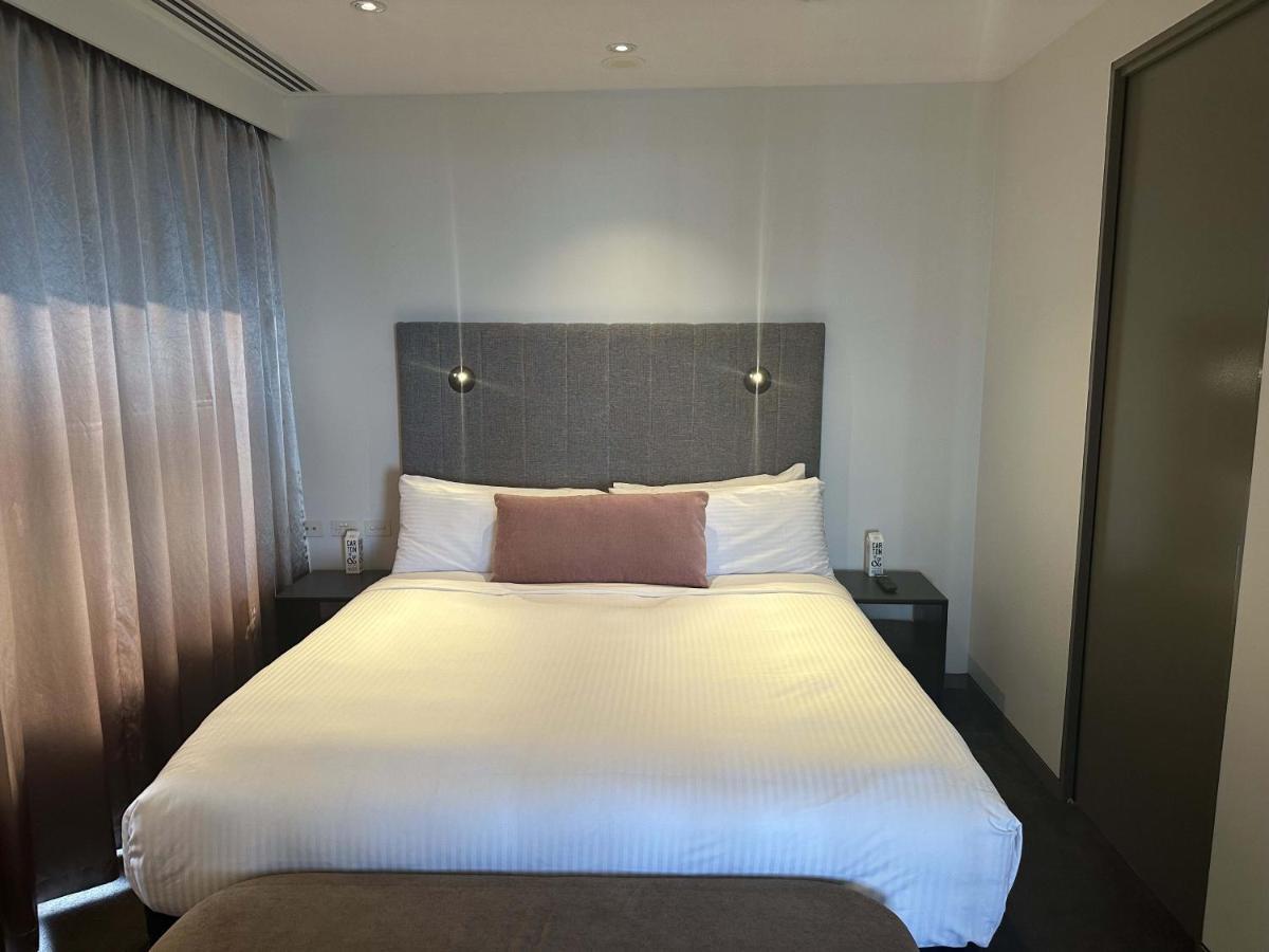 The Kinson Melbourne Exterior foto A bedroom at the hotel