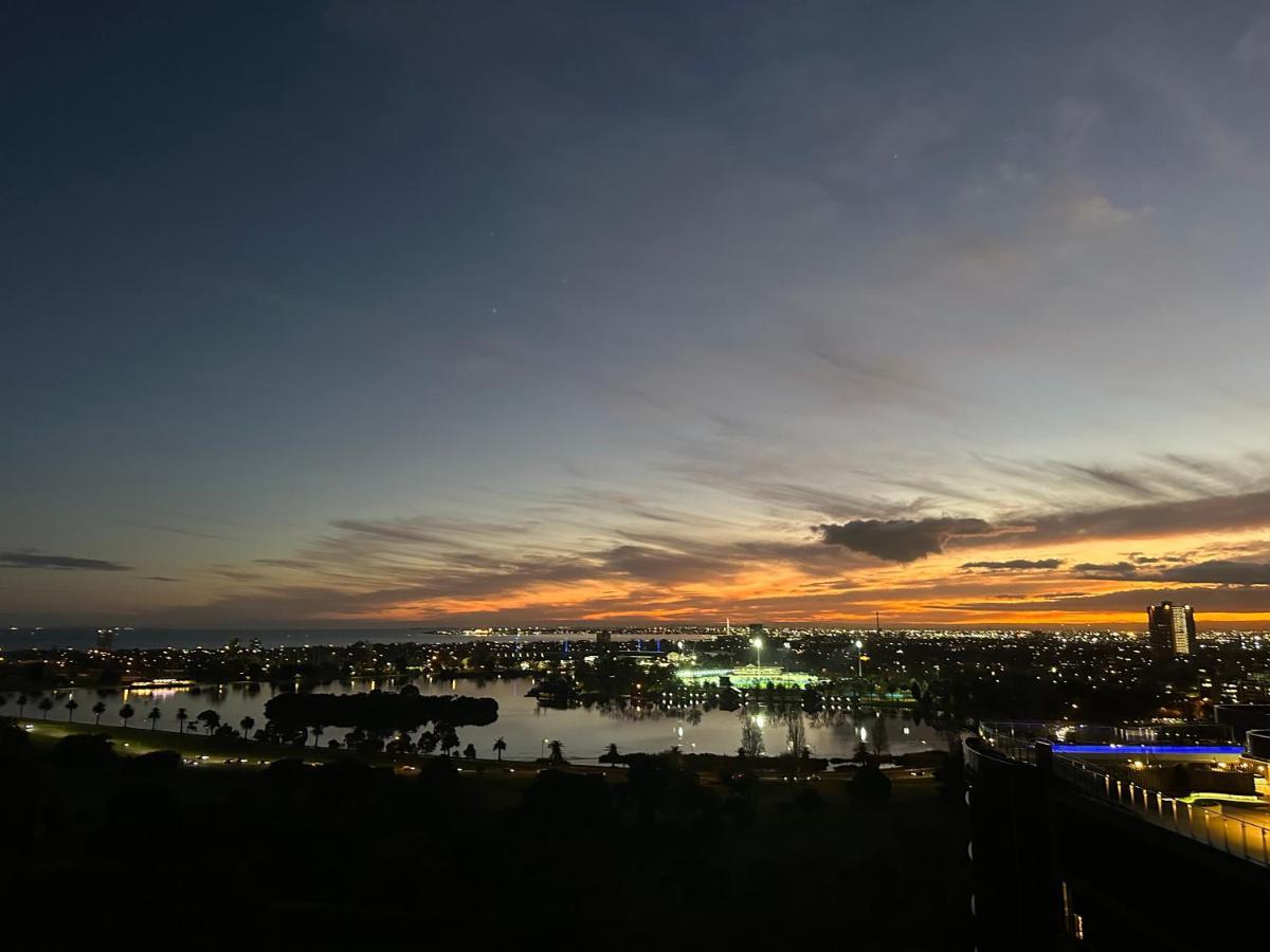 The Kinson Melbourne Exterior foto Sunset over the city