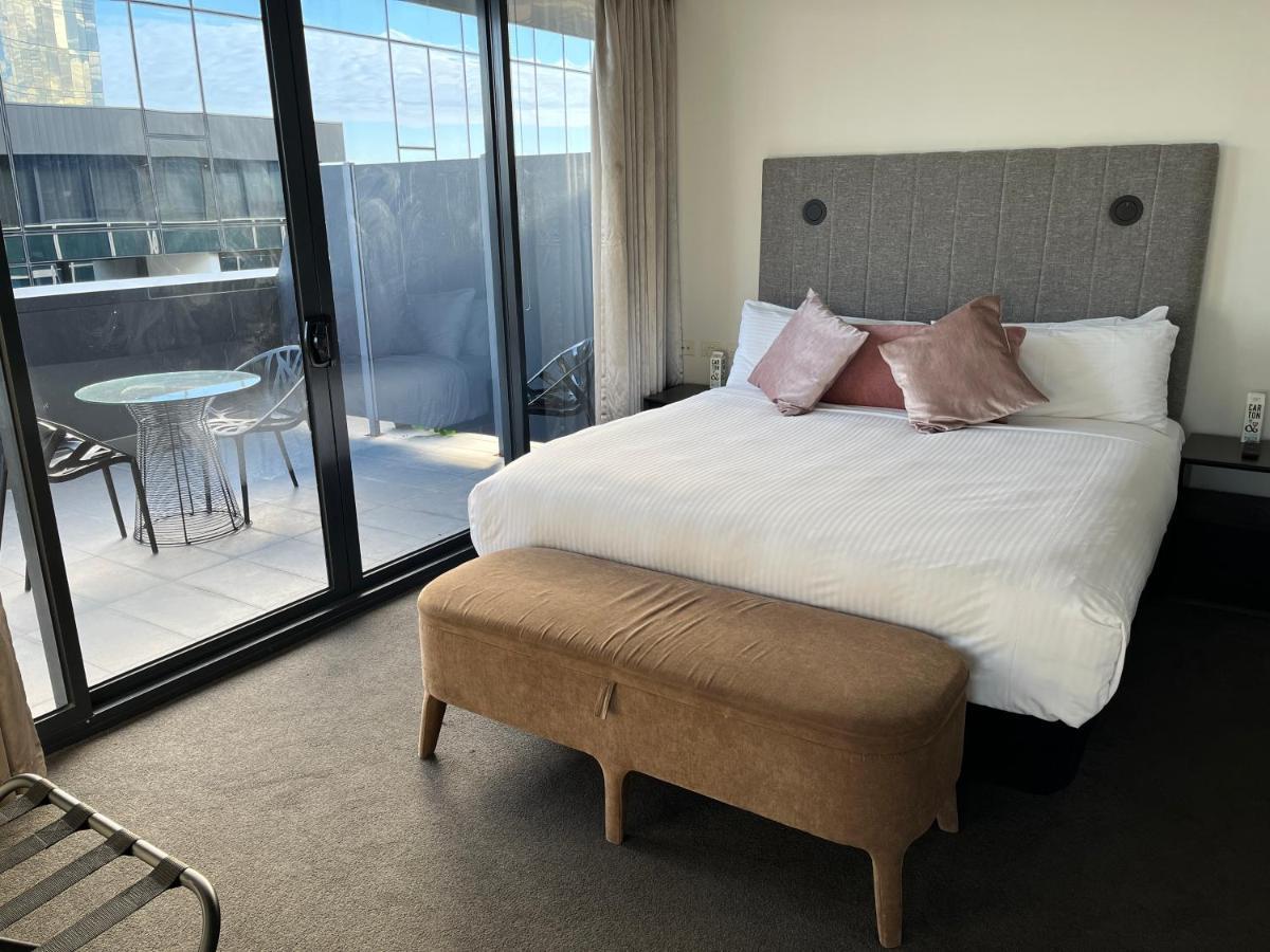 The Kinson Melbourne Exterior foto A bedroom at the hotel